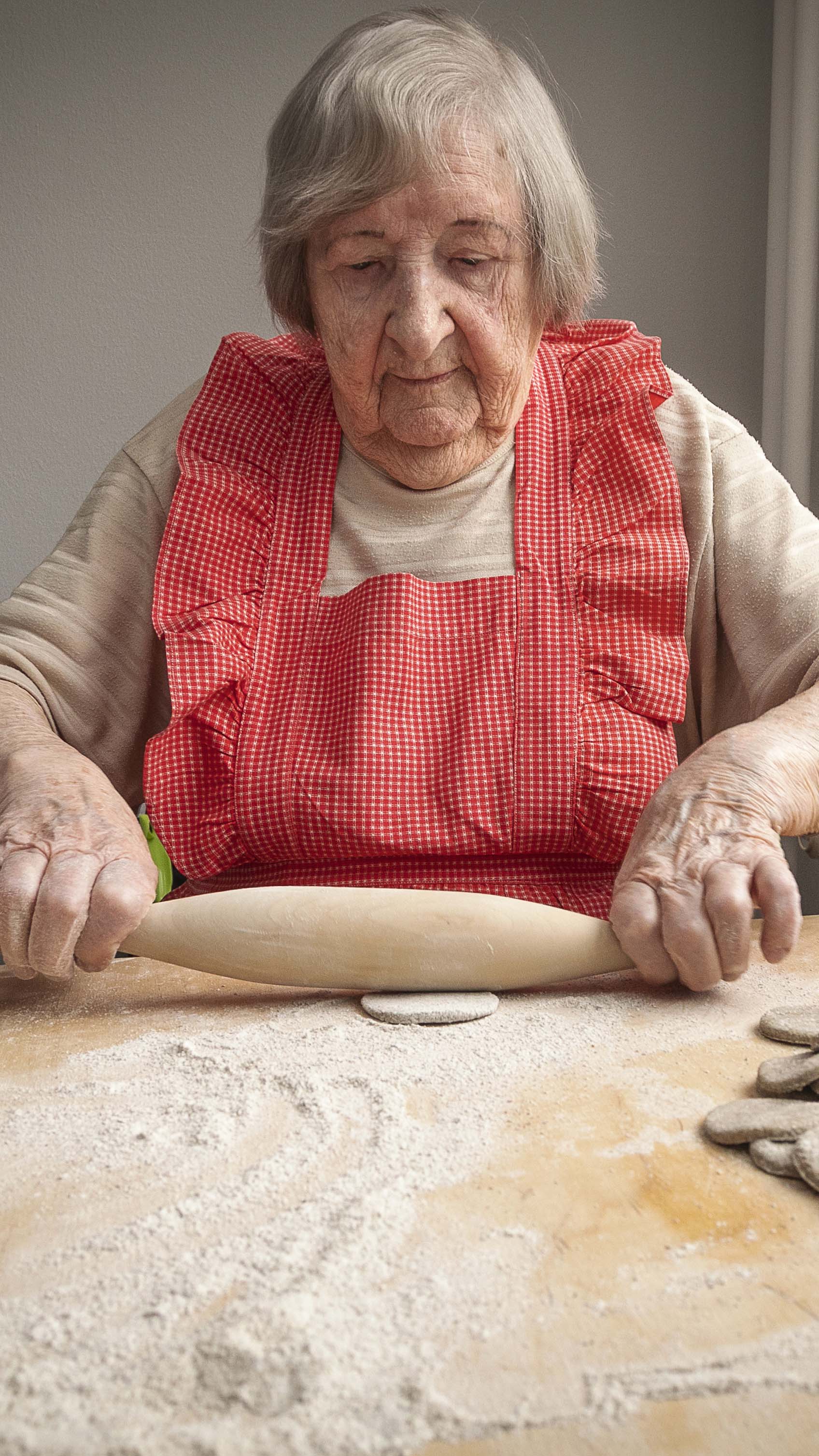 94-vuotias Liisa on leiponut yli 10 000 karjalanpiirakkaa