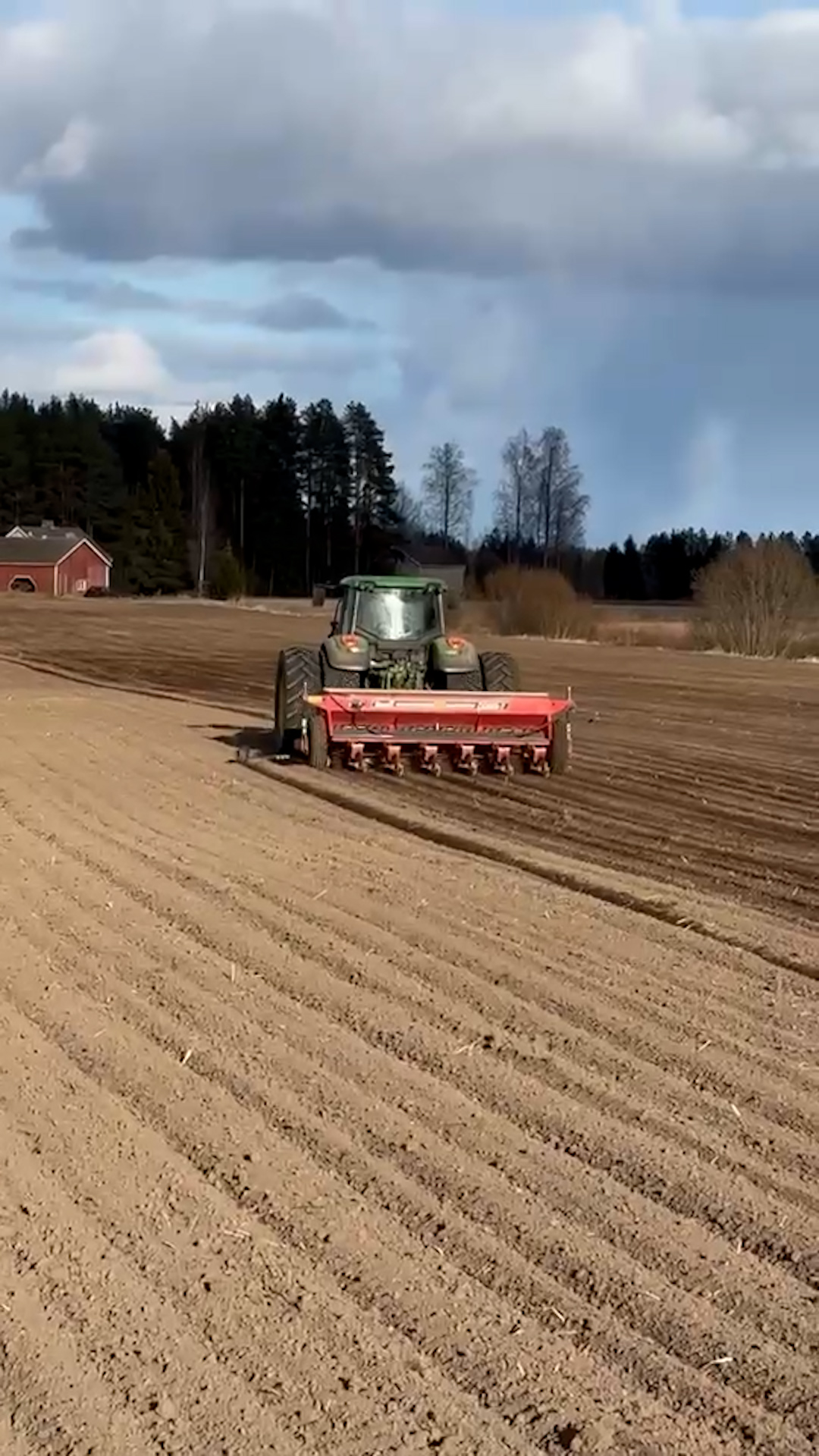 Toimittaja testaa sokerijuurikkaan viljelyä
