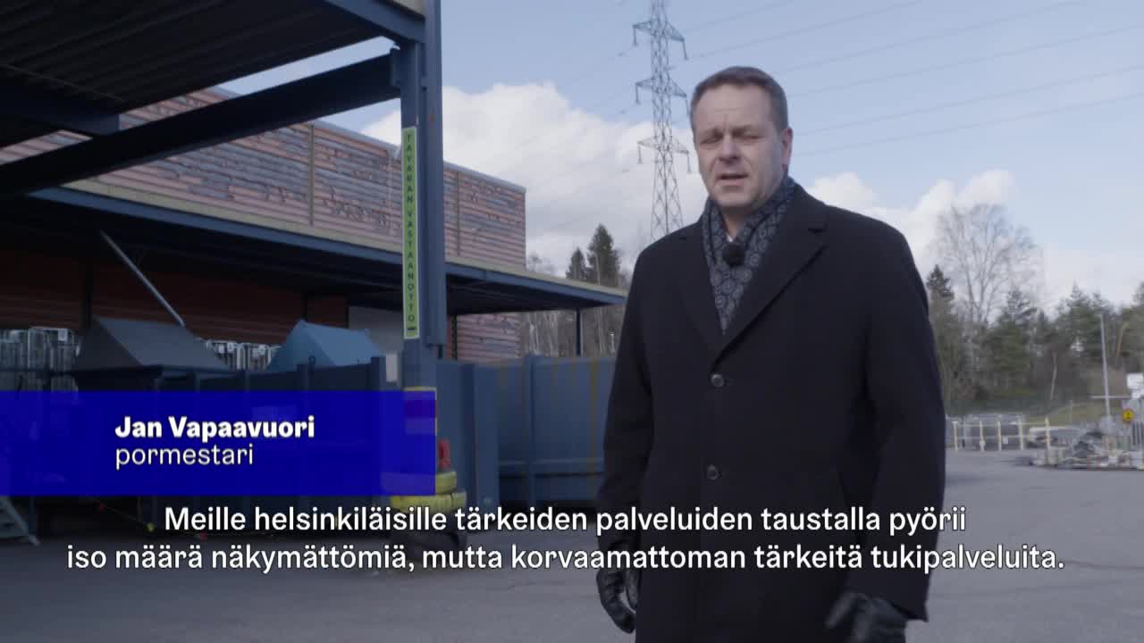 Pormestari Jan Vapaavuori tutustuu suojavarusteiden toimitukseen logistiikkakeskuksessa